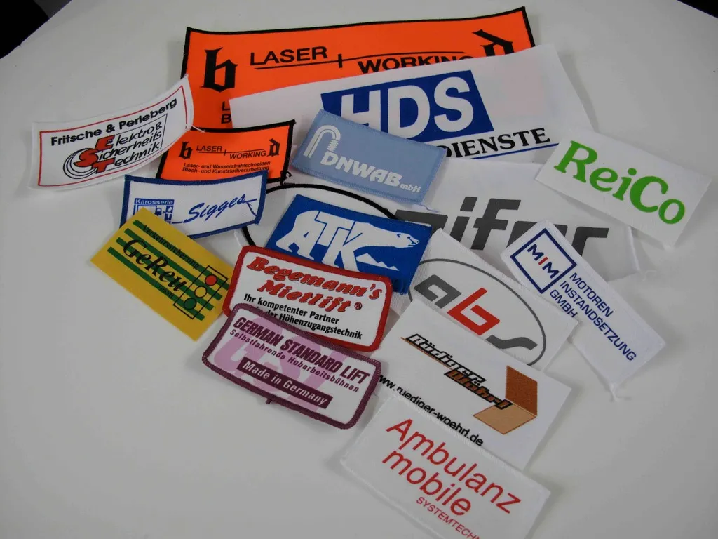 Firmenkleidung & Werbedruck Beispiel 4 – Atelier 82